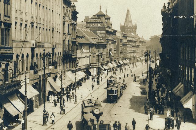 Praha,  polední ruch na křižovatce Václavského náměstí,  ulice Na Příkopě,  uličky Na můstku a ulice Ovocné,  1923 | foto: Profimedia