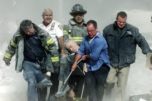 Záchranáři vynášejí P. Mychala Judge ze severní věže Světového obchodního centra po teroristických útocích z 11. září 2001 | foto: Shannon Stapleton,  Reuters
