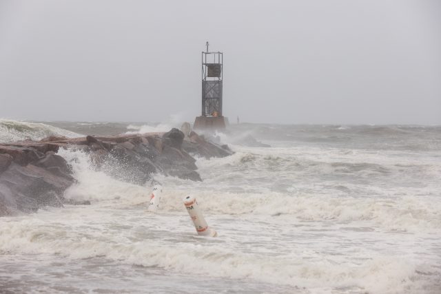 Vzbouřené moře na pobřeží Spojených států  | foto: Caitlin Ochs,  Reuters