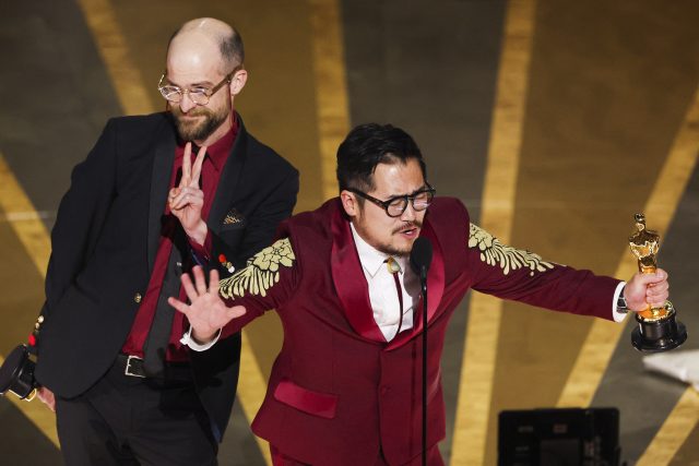 Režiséři snímku Všechno,  všude,  najednou Daniel Scheinert a Daniel Kwan | foto: Mike Blake,  Reuters