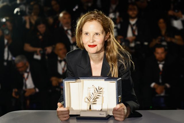 Režisérka Justine Trietová,  držitelka Zlaté palmy za film Anatomie pádu,  pózuje během fotografování po slavnostním zakončení 76. ročníku filmového festivalu v Cannes. | foto: Reuters