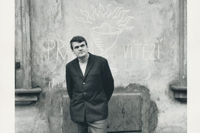 Milan Kundera na 5. sjezdu českých spisovatelů v Praze,  1967 | foto: Gisèle Freund,  IMEC/Fonds MCC,  Galerie hlavního města Prahy