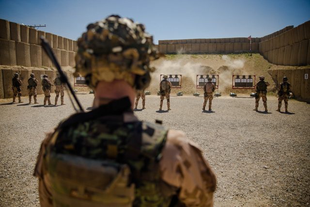 Střelecká příprava českých vojáků v Afghánistánu | foto: Daniel Píša,  www.mise.army.cz