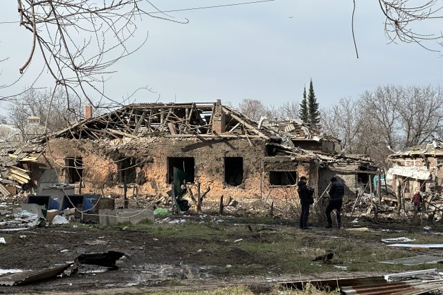 Ukrajinské úřady evakuují obyvatele nejohroženějších míst na východě země | foto: Martin Dorazín,  Český rozhlas