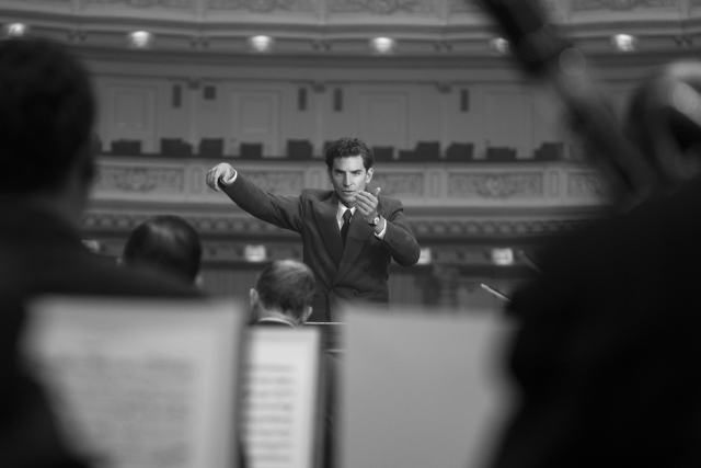 Bradley Cooper jako Leonard Bernstein ve snímku Maestro | foto: Netflix