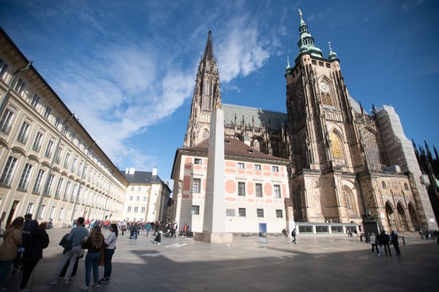 Pražský hrad,  Josip Plečnik,  Mrákotínský monolit před Sv. Vítem | foto: René Volfík,  iROZHLAS.cz