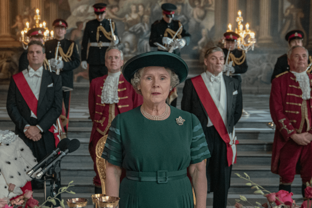 Imelda Staunton jako britská královna Alžběta II. v seriálu Koruna | foto: Netflix