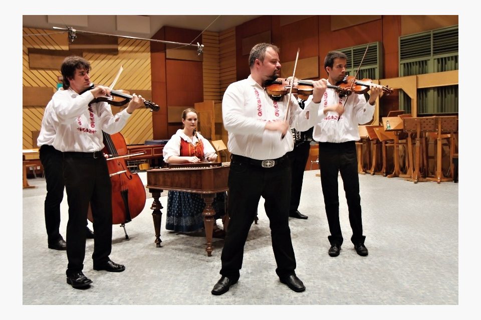 Cimbálová muzika Milana Broučka v rozhlasovém studiu | foto: Rostislav Duršpek