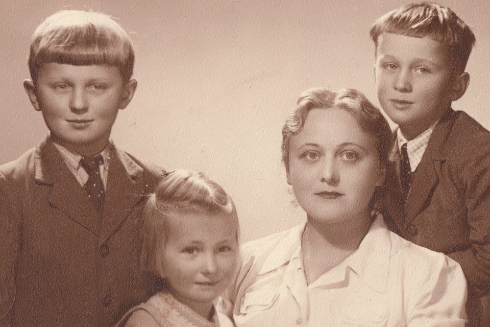 Zleva Ctirad,  Zdena mladší,  Zdena a Josef Mašínovi v roce 1941 | foto: Post Bellum