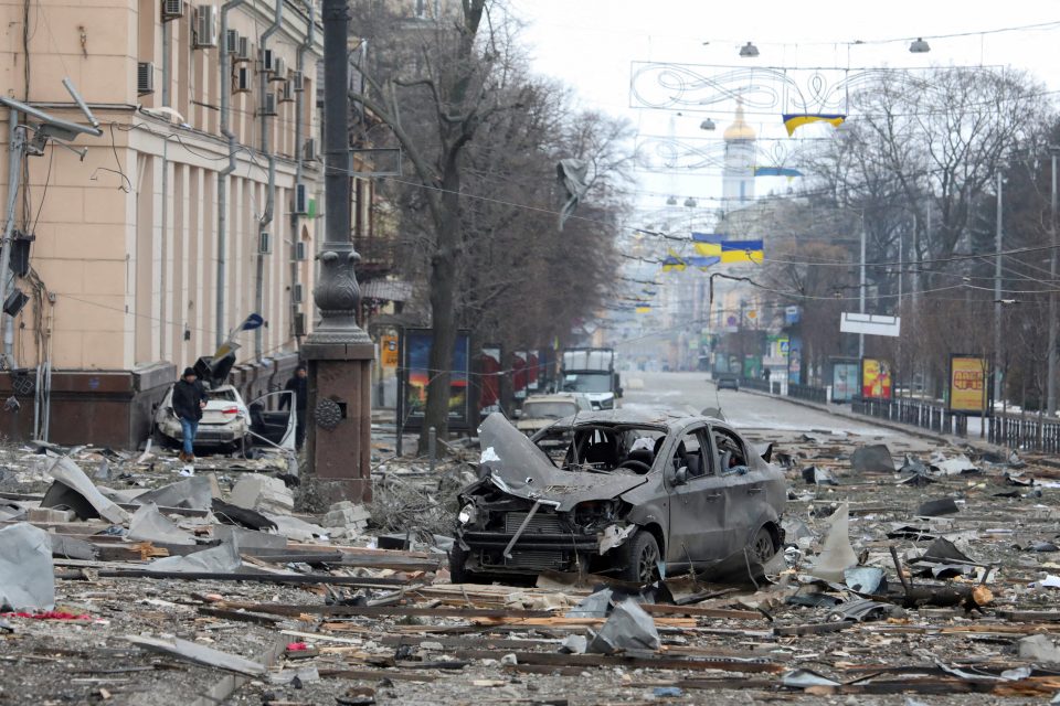 Centrum Charkova nedaleko budovy oblastní správy,  která byla podle ukrajinských úřadů zasažená ruskými raketami | foto: Reuters