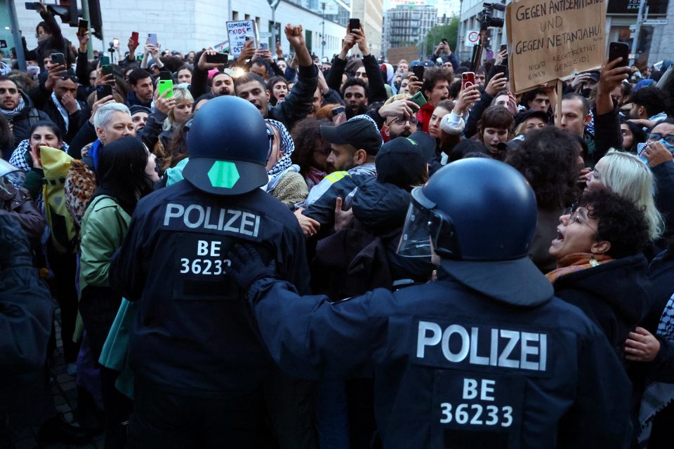 Policejní potyčky s propalestinskými demonstranty v Berlíně | foto: Fabrizio Bensch,  Reuters