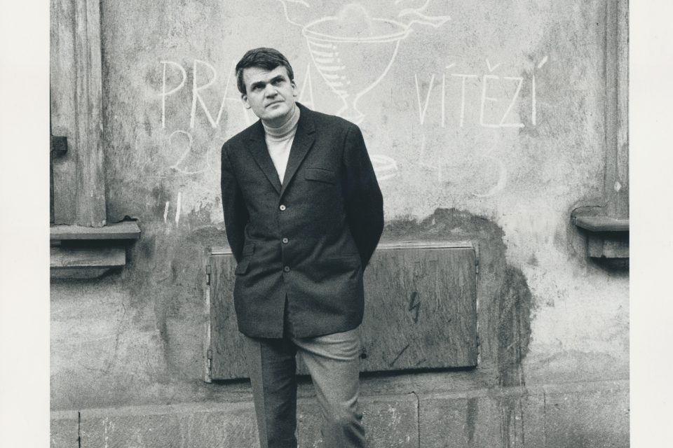 Milan Kundera na 5. sjezdu českých spisovatelů v Praze,  1967 | foto: Gisèle Freund,  IMEC/Fonds MCC,  Galerie hlavního města Prahy