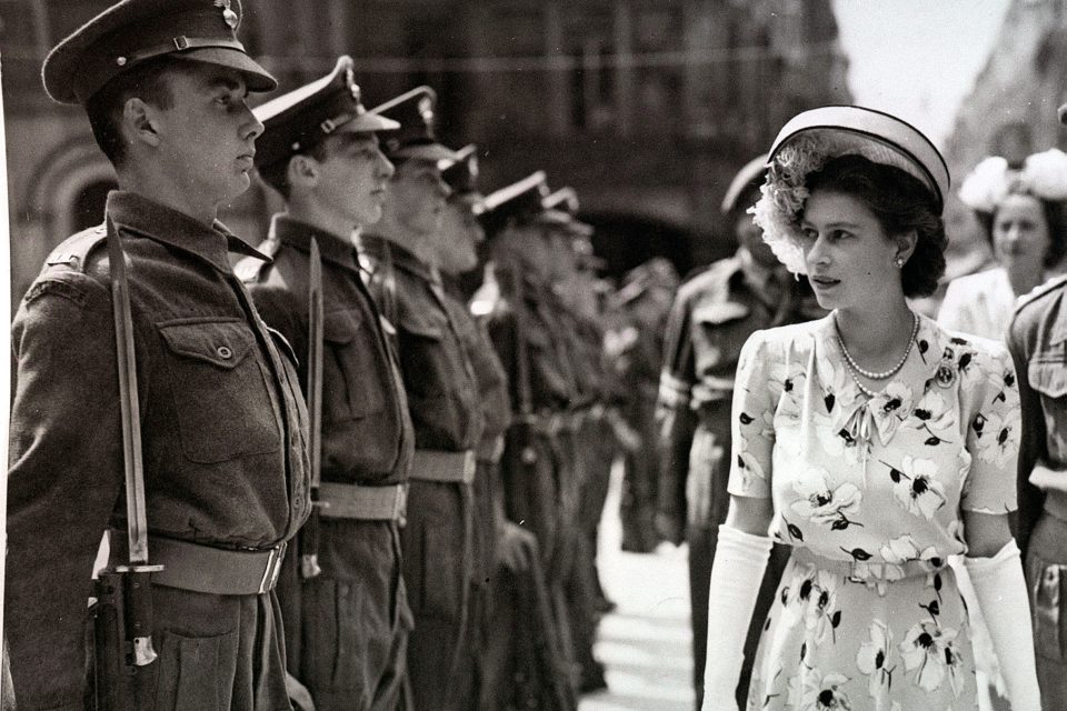 Budoucí britská královna Alžběta II. v Londýně na první samostatné přehlídce,  11. červen 1947 | foto: PA Images / Profimedia