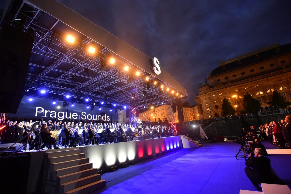 Koncert pro Evropu na plovoucí scéně zahájila Česká filharmonie Ódou na radost | foto: Josef Vostárek,  ČTK