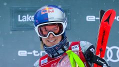 Ester Ledecká s trofejí pro vítězku sjezdu v Lake Louise