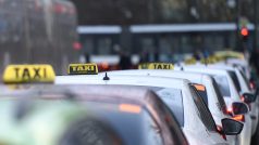 Taxikáři během pondělního protestu kroužili mezi Rudolfinem a Národním divadlem. Na snímku kolona u Národního divadla