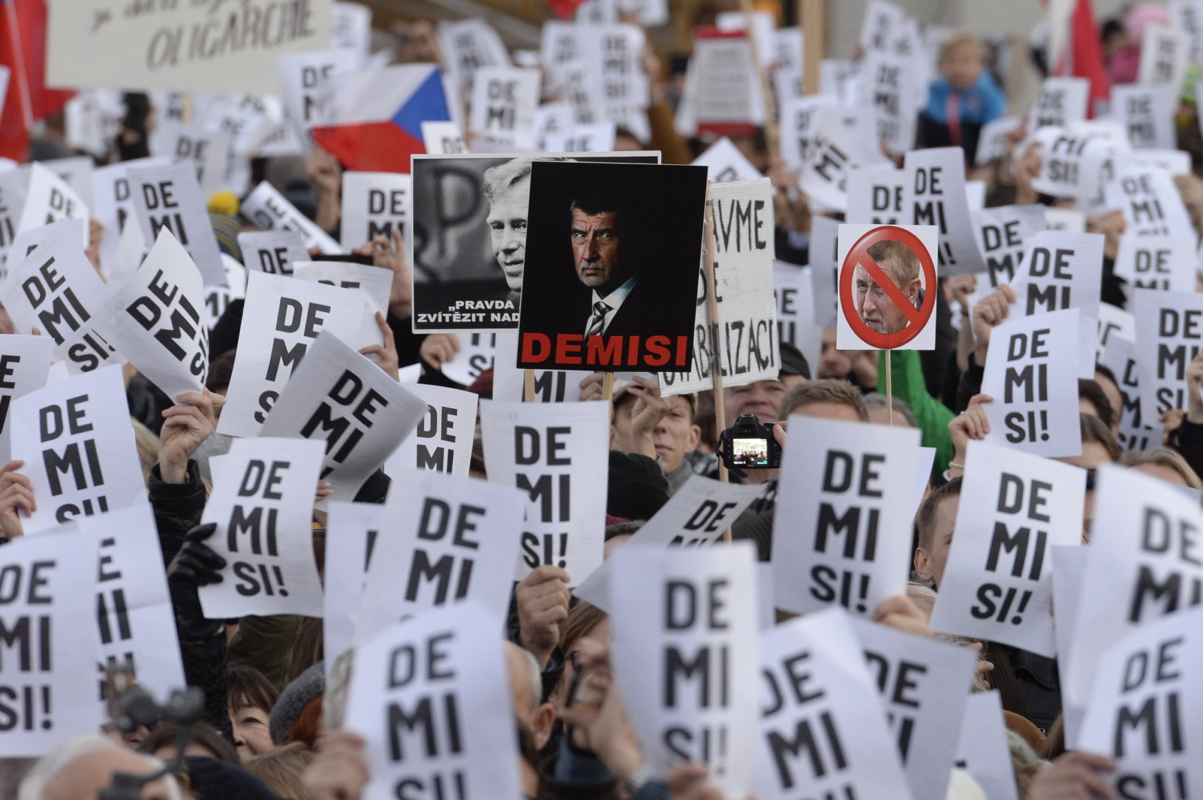 Demonstrace na Staroměstském náměstí za odstoupení premiéra Andreje Babiše z hnutí ANO, 17. listopadu 2018