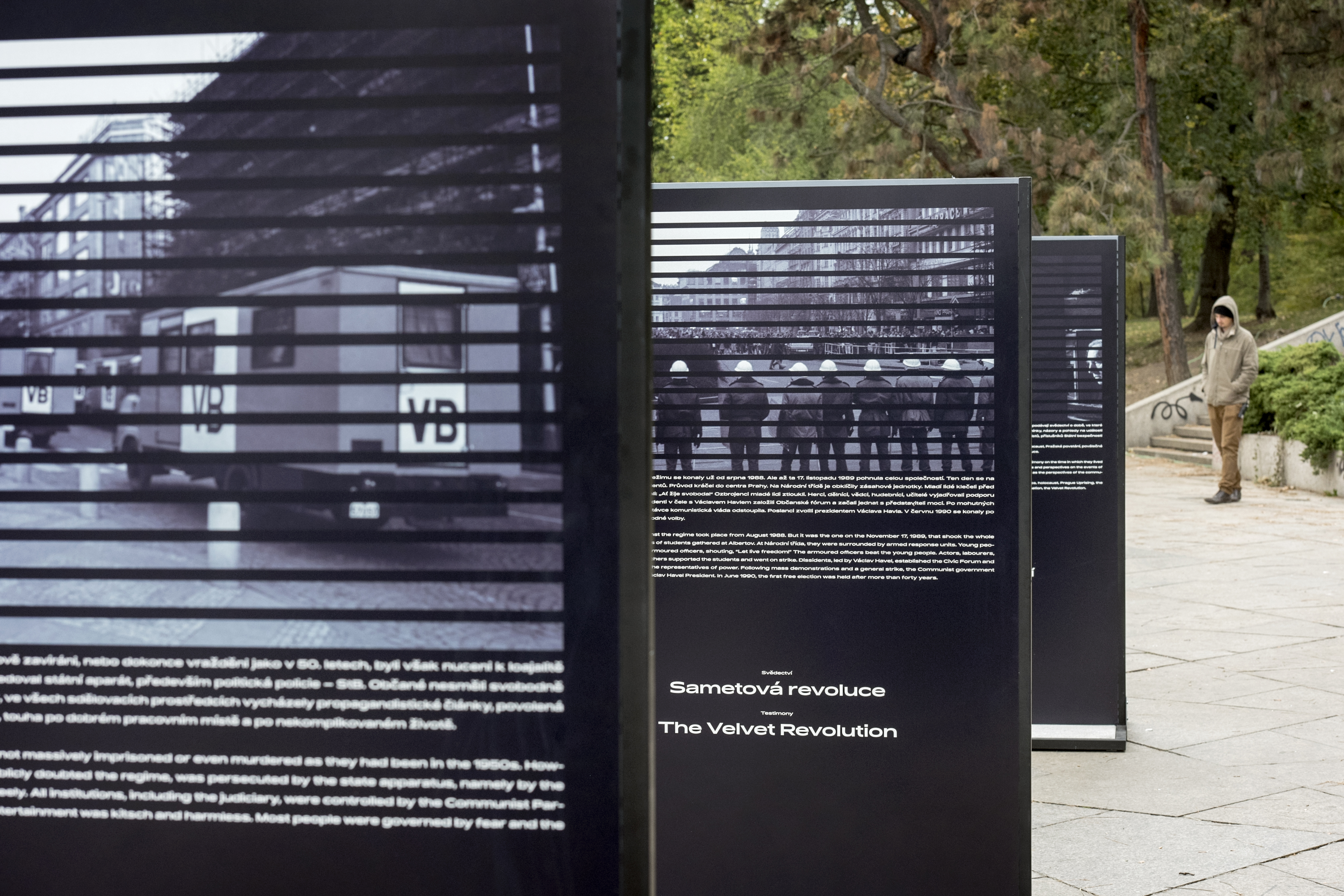 Výstava "Paměť národa" na Letné, pod bývalým Stalinovým pomníkem