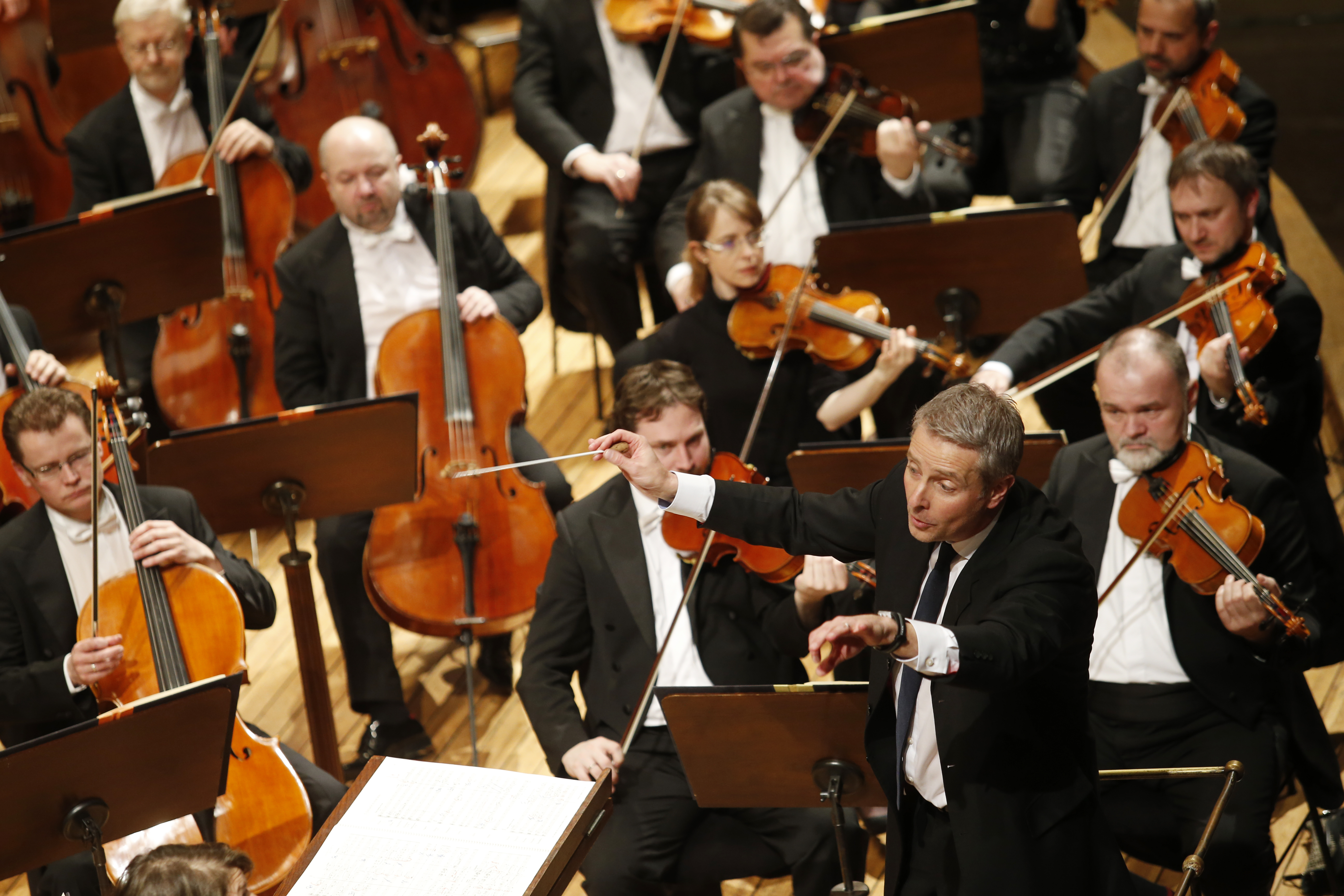 Symfonický orchestr Českého rozhlasu se šéfdirigentem Alexanderem Liebreichem.